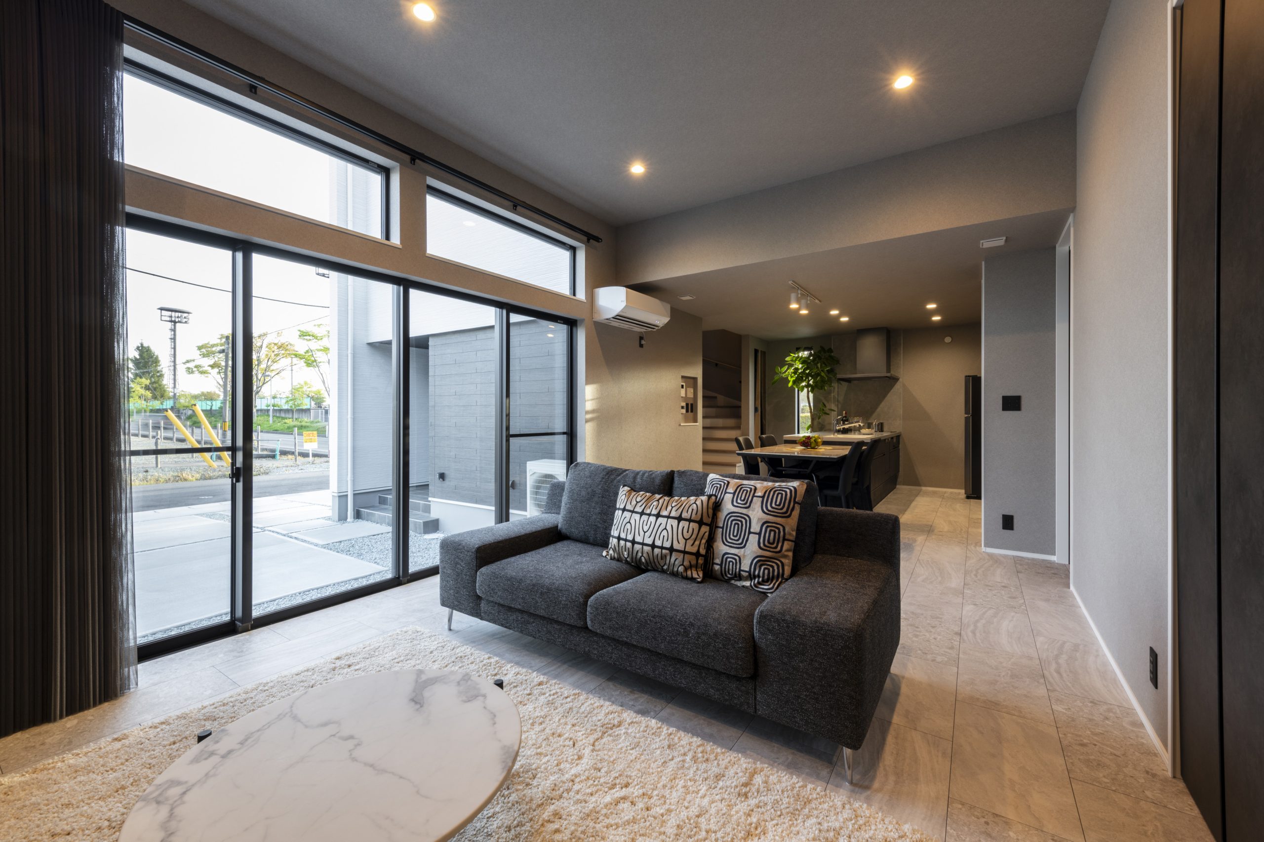 大きな窓とやわらかな照明が、上質なくつろぎの時間を演出するリビング空間。開放感のあるのびやかな空間で、ゆったりと心地よく過ごせます。