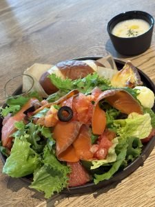 海を眺めながら、ちょっと贅沢な時間を。大分市「CAFE NA COSTA」