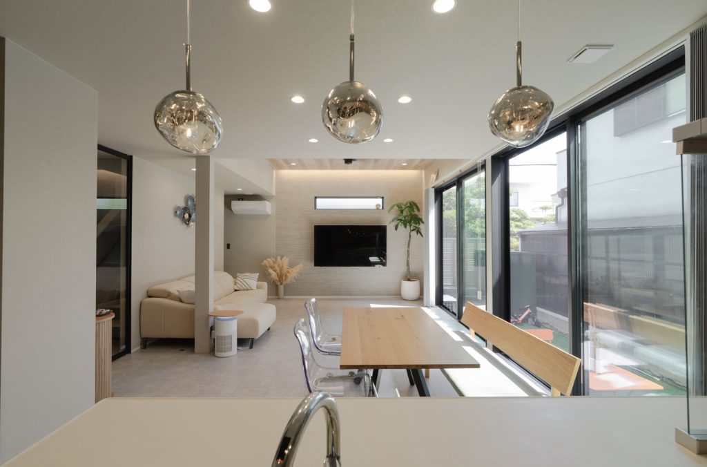 🛋️【施工事例】高天井で開放感あふれるホテルライクな住まい：デュアルホーム北大阪店