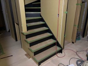 【弘前モデルハウス進捗】お部屋のカタチが立体的に！デザイン階段＆キッチンの設置が完了！